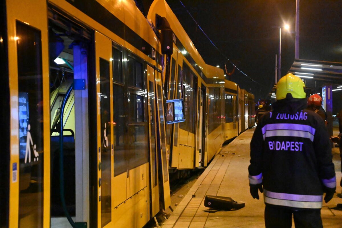 Sérült villamosok, miután összeütköztek a Boráros térnél 2022. december 19-én.
