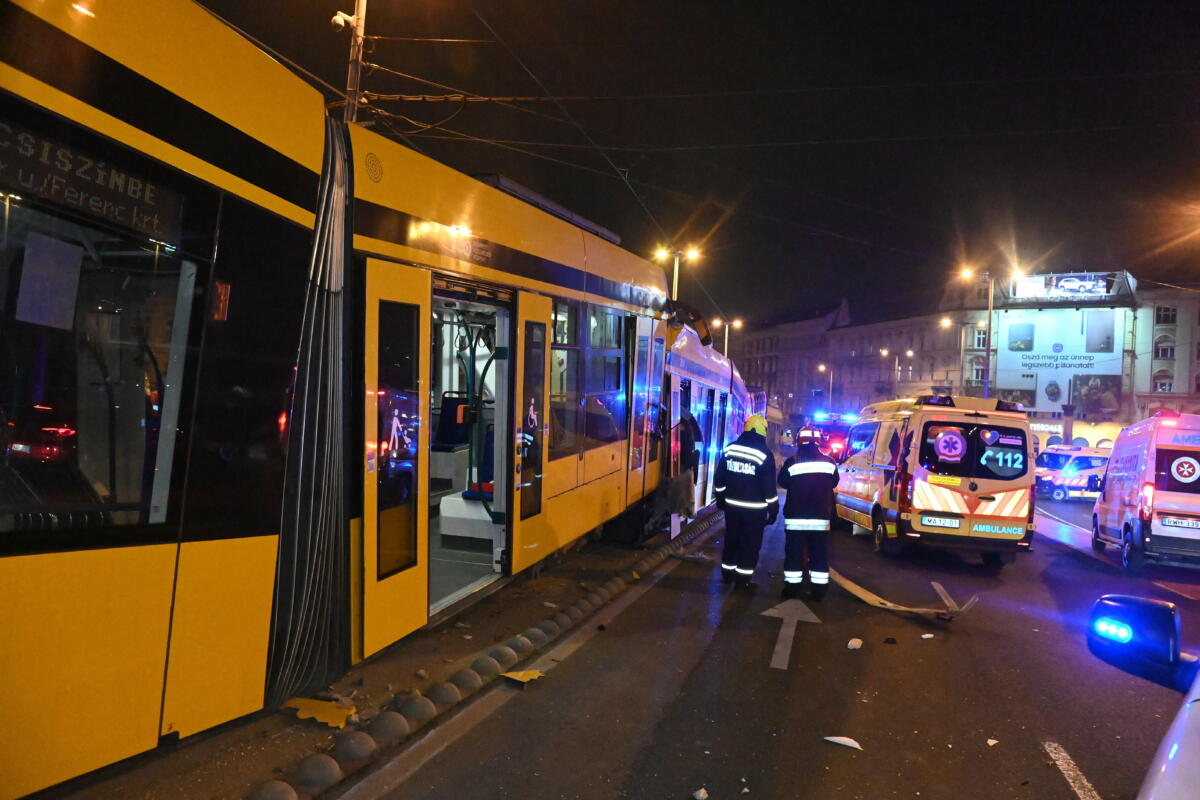 Sérült villamosok, miután összeütköztek a Boráros térnél 2022. december 19-én. A ráfutásos baleset miatt a 4-es villamos a Corvin-negyed és Újbuda-központ között, a 6-os a Corvin-negyed és a Móricz Zsigmond körtér között nem jár. A kimaradó szakaszon pótlóbuszok szállítják az utasokat.