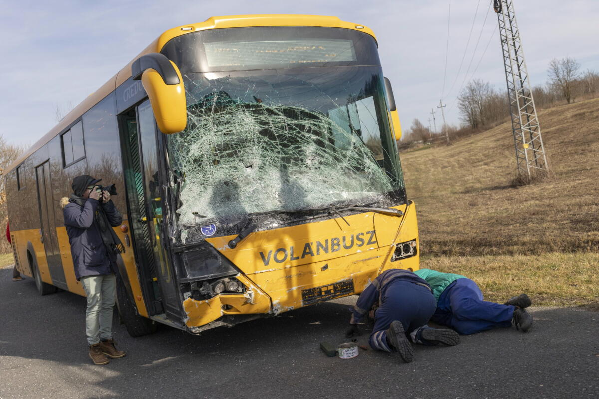 Ütközésben megsérült autóbusz Nagyrécsénél 2023. január 8-án.