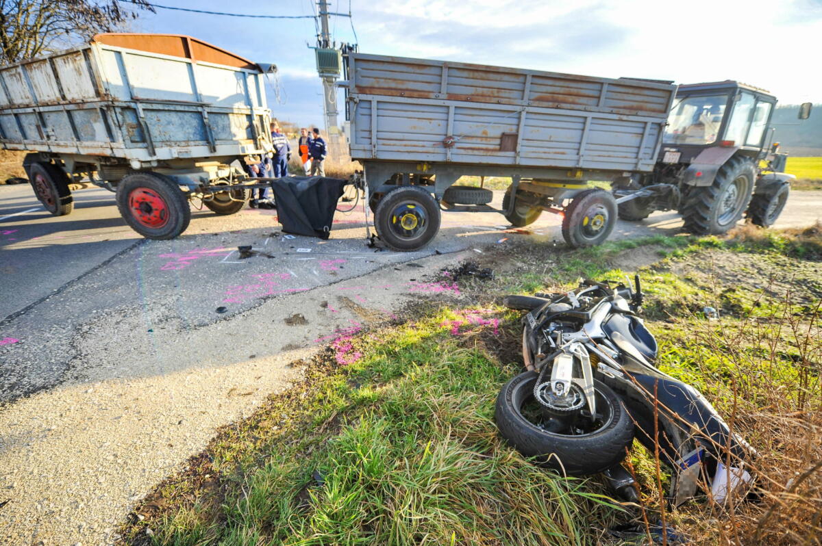 Pótkocsis traktor és motorkerékpár, miután összeütköztek Dunaföldvár és Bölcske között 2023. január 11-én. A motor vezetője a helyszínen meghalt.