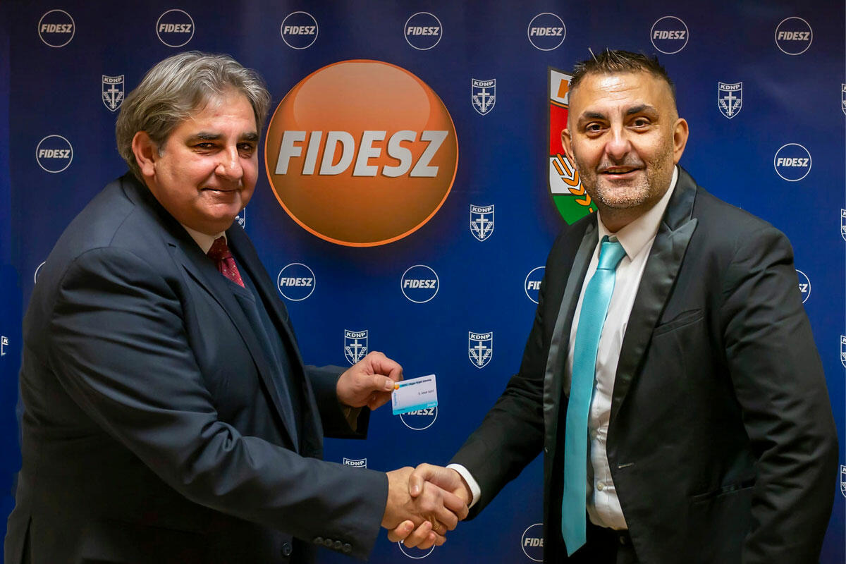 Gáspár Győző átveszi a Fidesz-tagkártyáját Balla Mihálytól, a Fidesz Nógrád Megyei Választmányának elnökétől.