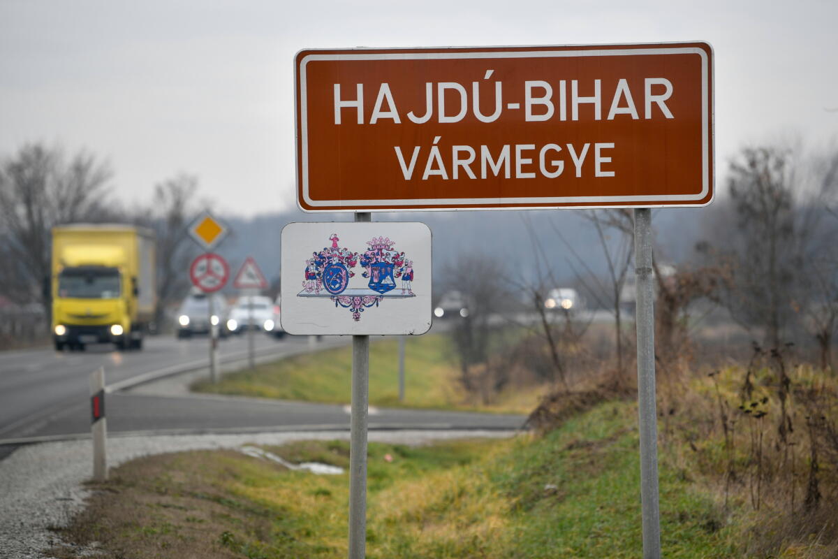 Hajdú-Bihar vármegye határát jelző új közúti tábla a 4-es főúton Nyíregyháza és Debrecen között, Téglás közelében 2023. január 2-án.