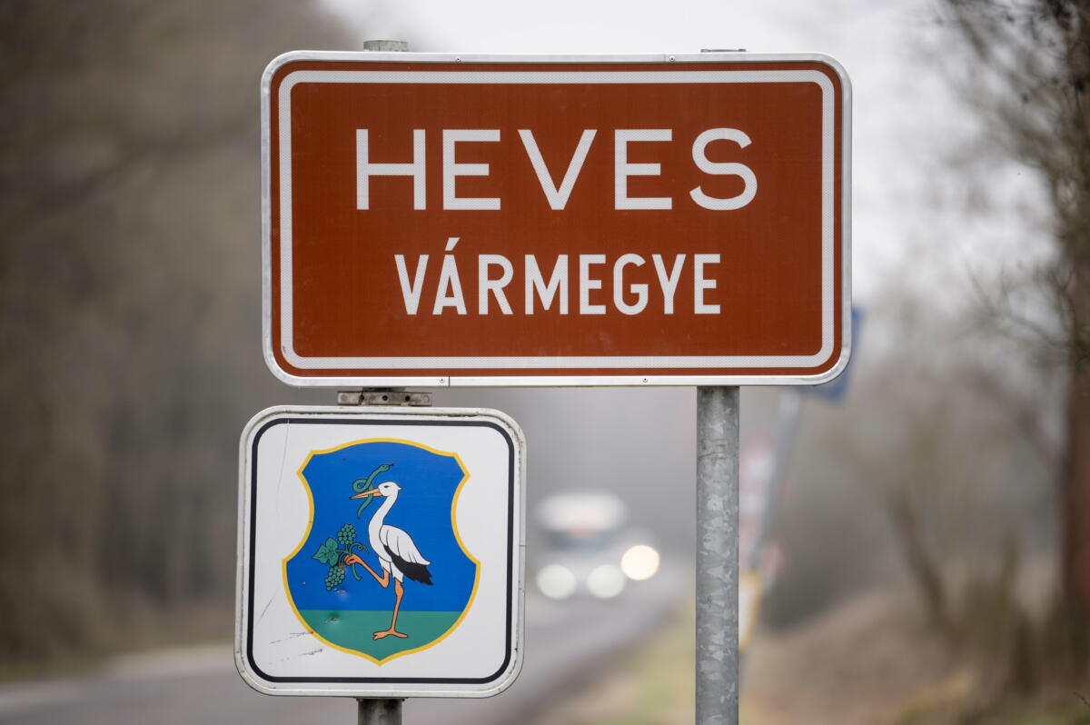 Heves vármegye határát jelző új közúti tábla a 23-as főúton Mátraballa közelében 2023. január 2-án.