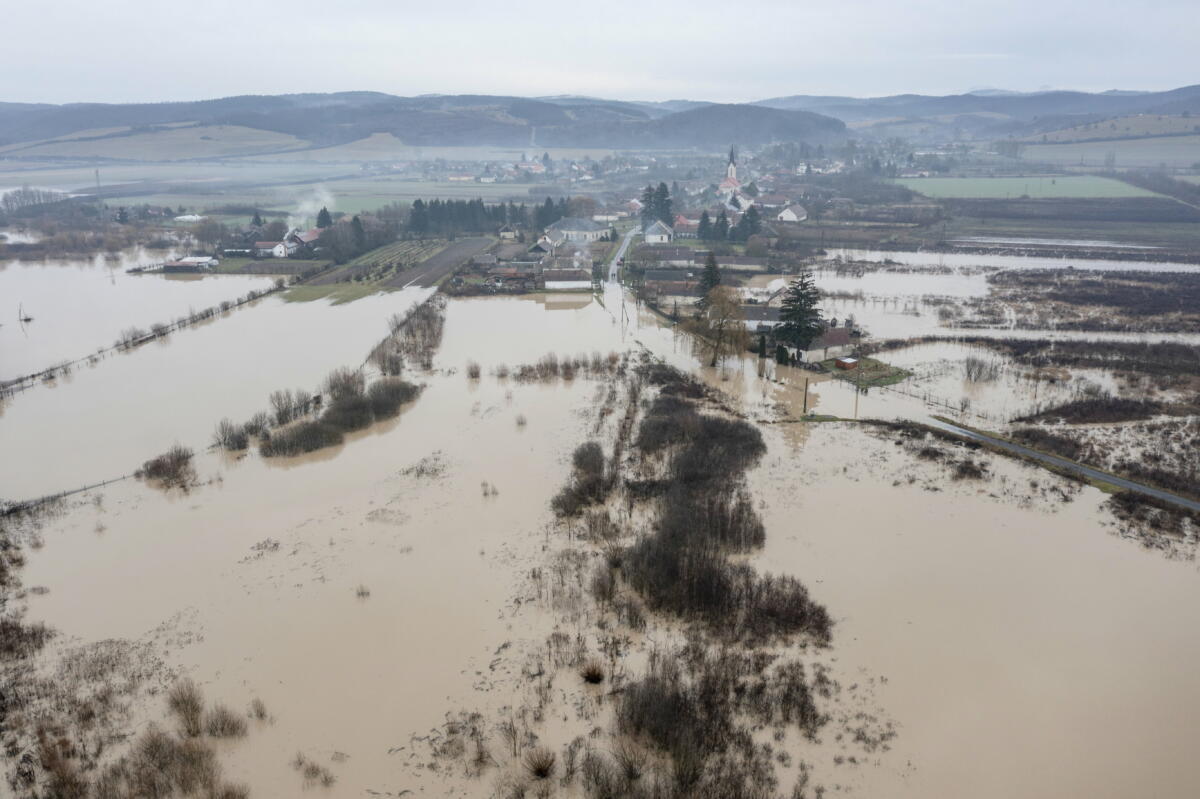A drónnal készített felvételen a megáradt Ipoly által elárasztott terület Ipolytarnócon 2023. január 20-án. A folyó vízszintemelkedése miatt harmadfokú árvízvédelmi készültséget rendeltek el a településen.
