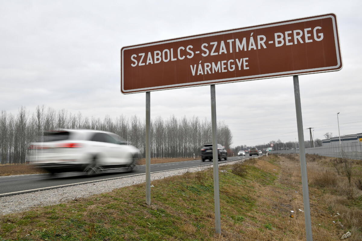 Szabolcs-Szatmár-Bereg vármegye határát jelző új közúti tábla a 4-es főúton Debrecen és Nyíregyháza között, Újfehértó közelében 2023. január 2-án.