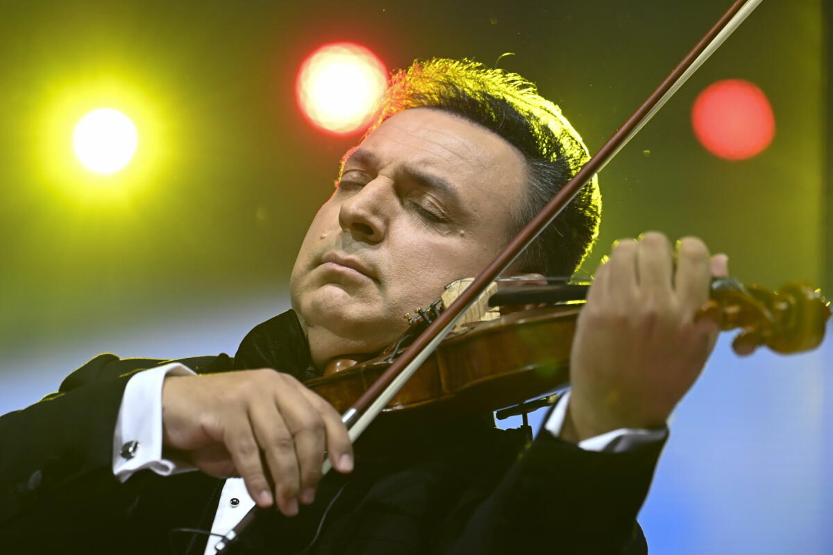 Mága Zoltán hegedűművész 15. jubileumi újévi koncertjén a Papp László Budapest Sportarénában 2023. január 1-jén.