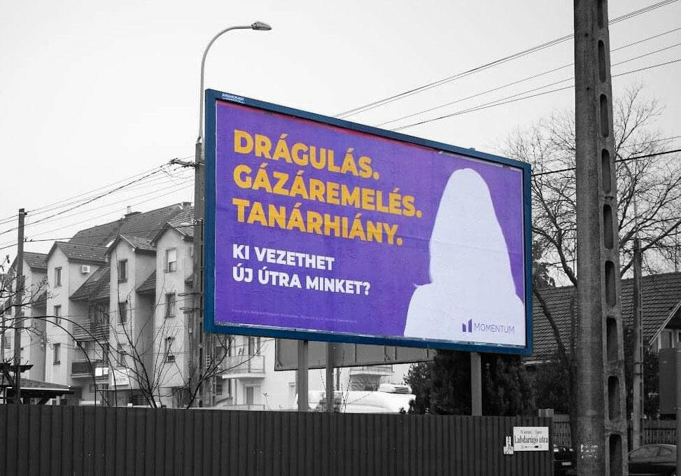 Sejtelmes óriásplakáton üzeni a Momentum: egy nő vagy egy hosszúhajú férfi lesz a megoldás Magyarország bajaira