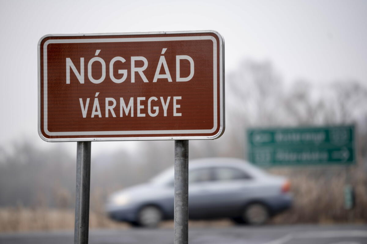 Nógrád vármegye határát jelző új közúti tábla a 23-as főúton Mátraterenye közelében 2023. január 2-án.
