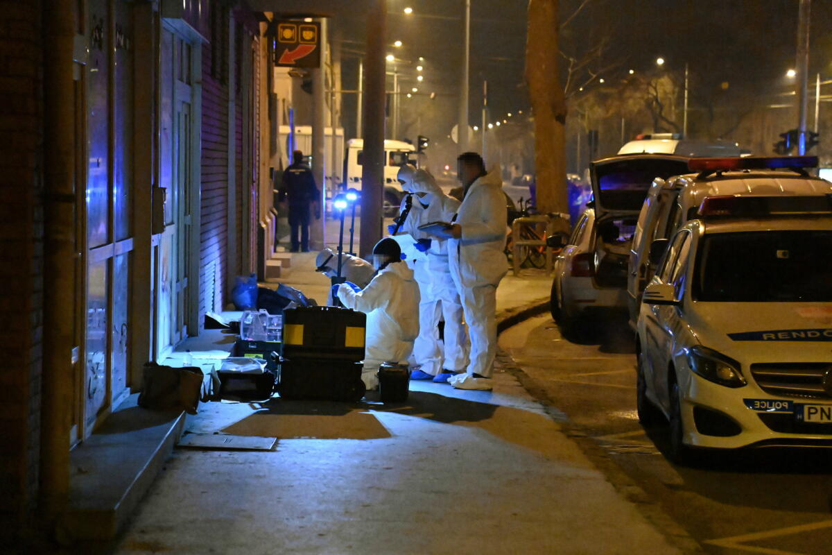 Bűnügyi technikusok helyszínelnek Budapest XI. kerületében, egy Lecke utcai társasház előtt 2023. január 13-án virradóan.