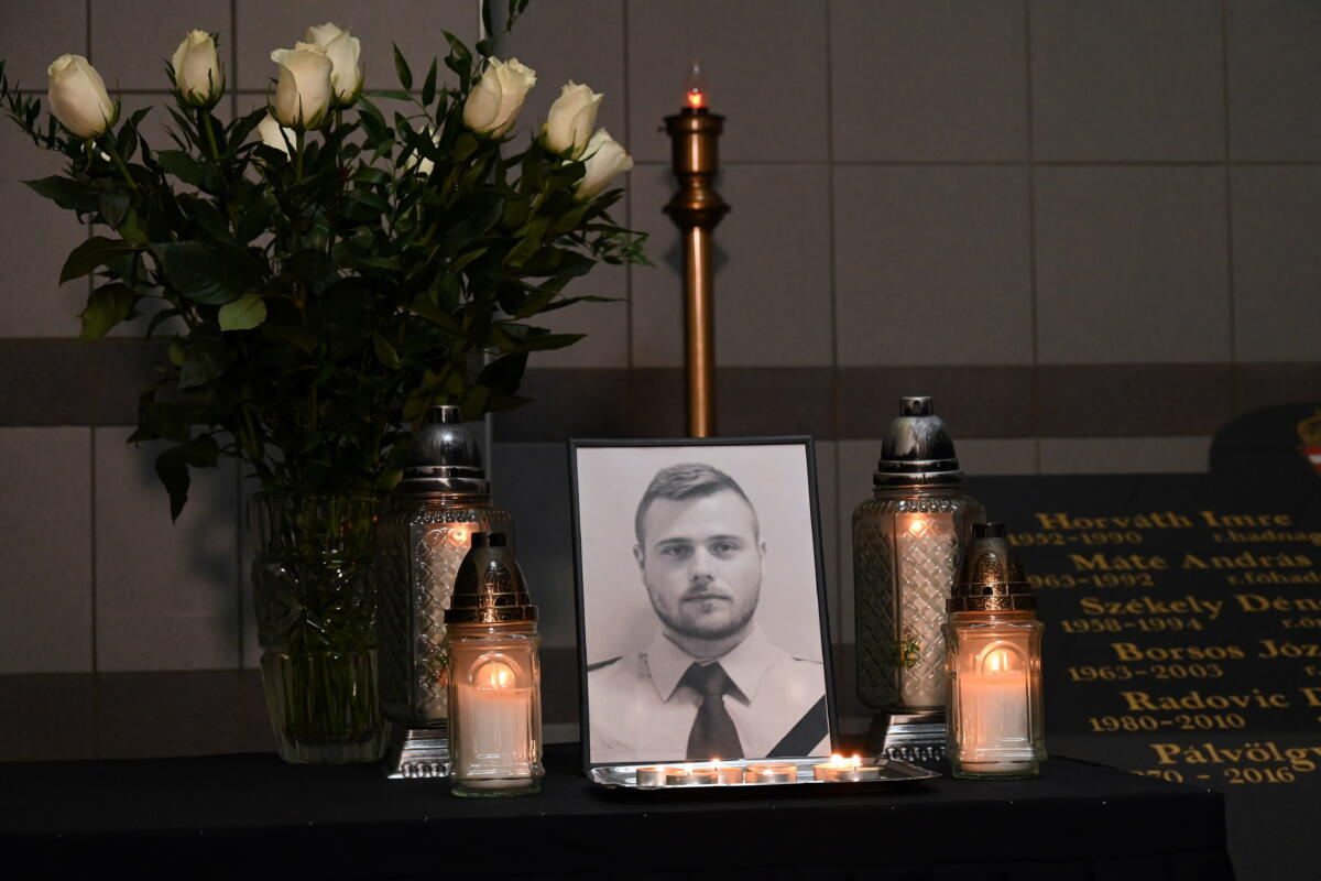 Mécsesek égnek Baumann Péter főtörzsőrmester emlékére a Rendőrségi Igazgatási Központban tartott sajtótájékoztató helyszínén 2023. január 13-án.