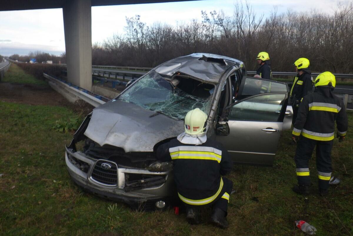 A balesetet szenvedett jármű, amely szalagkorlátnak csapódott, hogy elkerülje az ütközést egy forgalommal szemben haladó autóval január 18-án délután az M7-es autópályán.
