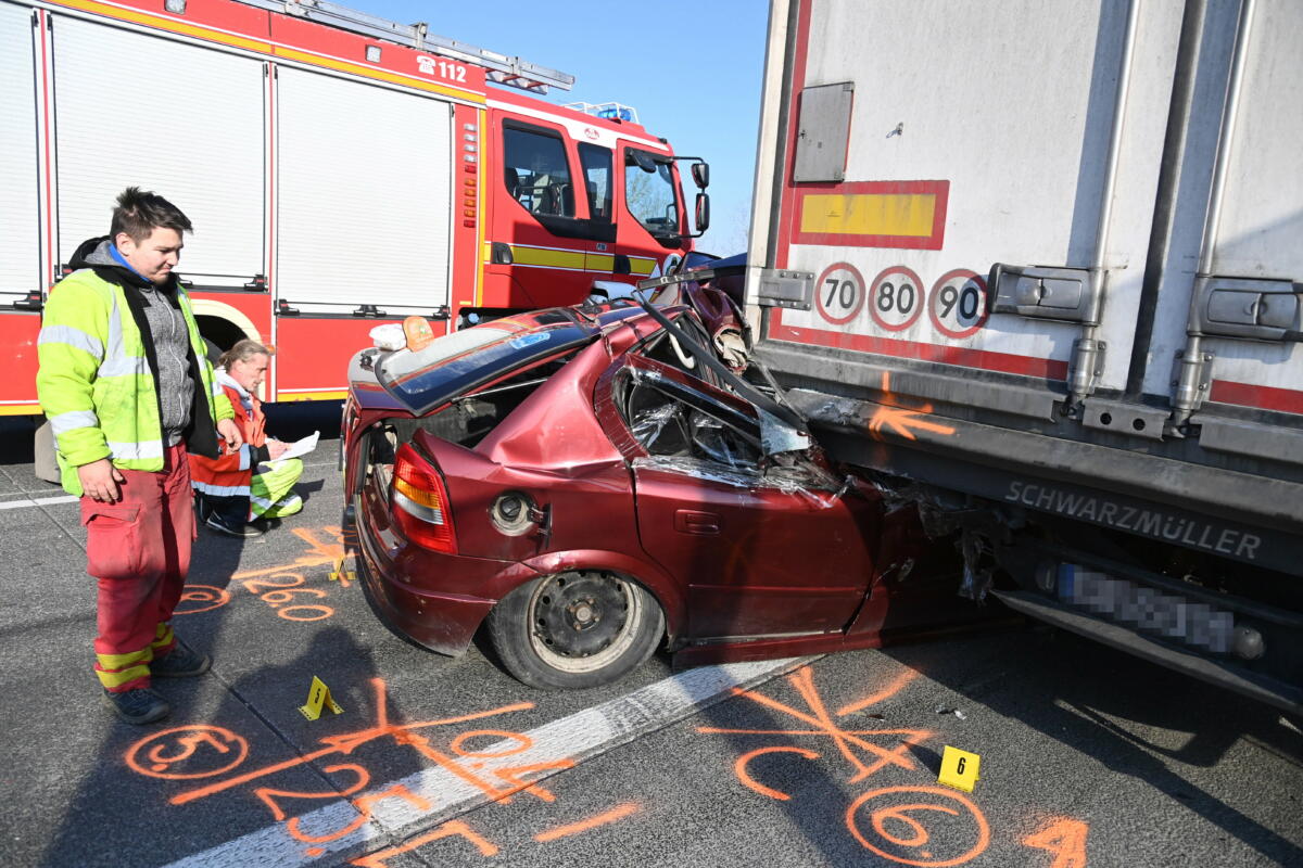 Összeroncsolódott személyautó az M0-ás autóúton, Szigetszentmiklósnál, ahol a gépjármű hátulról nekiütközött egy teherautónak 2023. február 10-én. A személyautó egyik utasa a helyszínen meghalt, egy másikat könnyű sérülésekkel vittek kórházba.