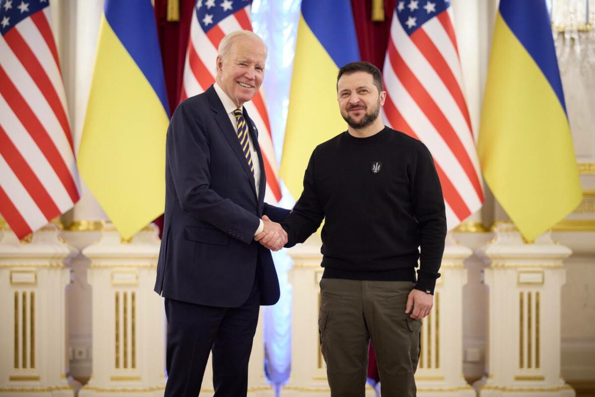Joe Biden amerikai elnök Volodimir Zelenszkij ukrán elnökkel Kijevben 2023. február 20-án.