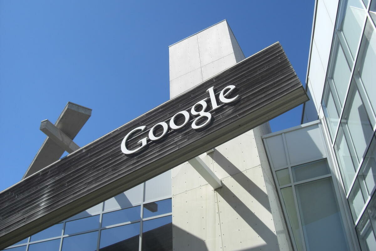 100 milliárd dollárt veszített értékéből a Google anyacége, miután hibás választ adott az új chatbotjuk