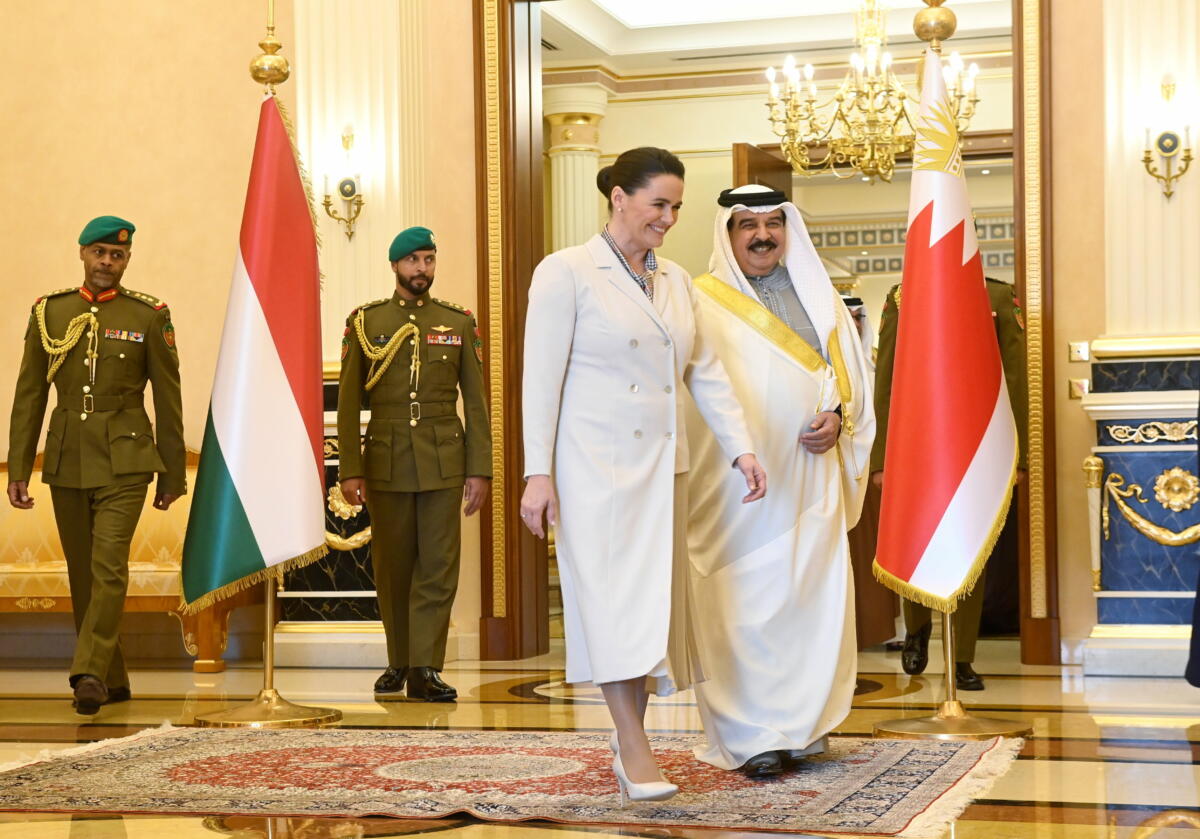 Hamad bin Isza Ál Halifa sejk, Bahrein királya fogadja Novák Katalin köztársasági elnököt El-Manámában 2023. február 16-án.