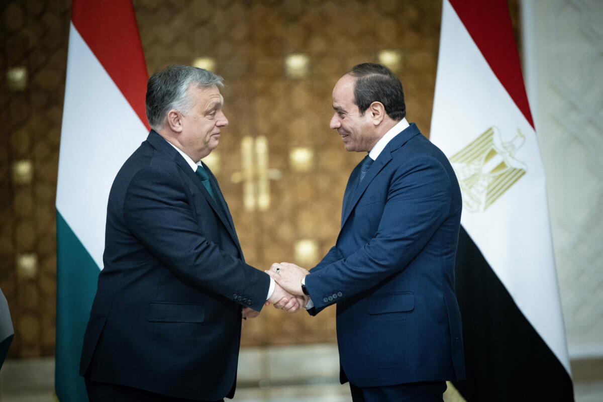 Orbán Viktor miniszterelnök (b) és Abdel-Fattáh esz-Szíszi egyiptomi államfő (j) kezet fog a tárgyalásukat követően tartott közös sajtótájékoztató végén a kairói elnöki palotában 2023. február 28-án.