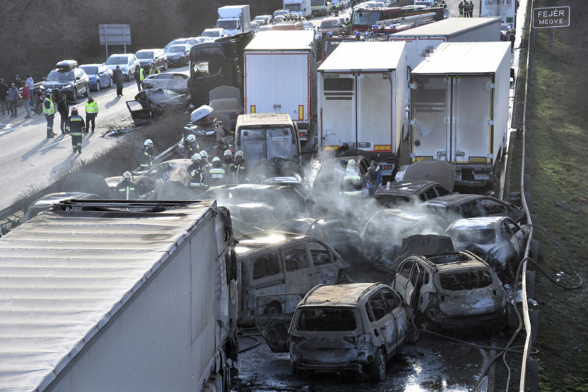 Kiégett és sérült gépjárművek az M1-es autópályán Herceghalomnál, ahol öt kamion és 37 autó ütközött össze, mindkét irányban lezárták az autópályát 2023. március 11-én.