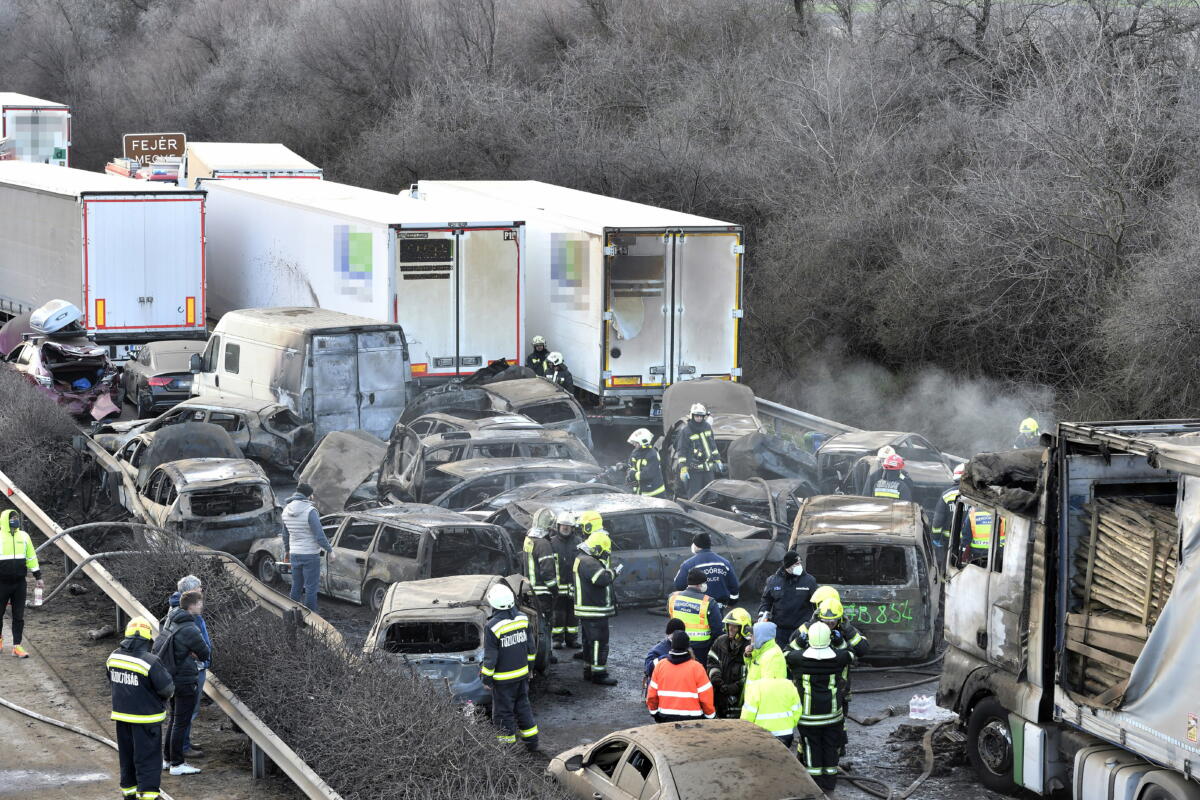 Kiégett és sérült gépjárművek az M1-es autópályán Herceghalomnál, ahol öt kamion és 37 autó ütközött össze, mindkét irányban lezárták az autópályát 2023. március 11-én.