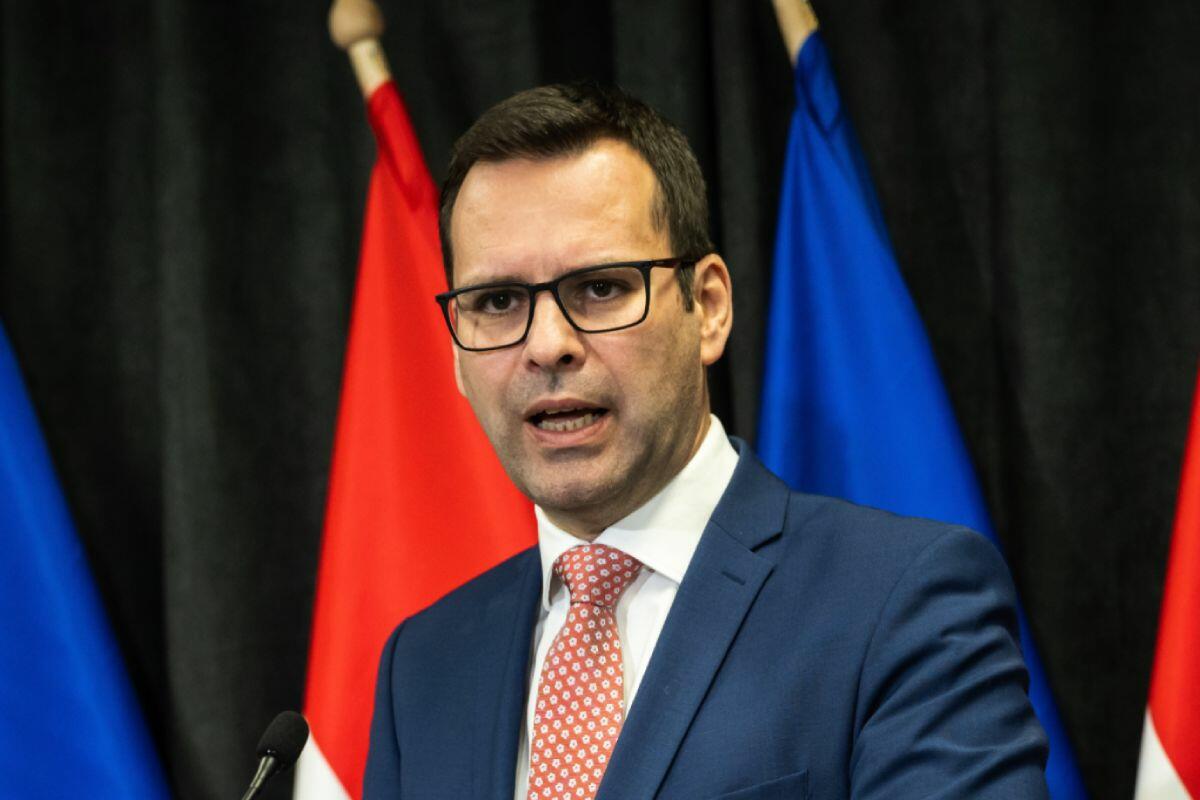 Molnár Csaba, a Demokratikus Koalíció (DK) ügyvezető alelnöke, árnyék-kancelláriaminisztere a DK Árnyékkormányinfó sajtótájékoztatóján a párt központi irodájában 2023. március 28-án.