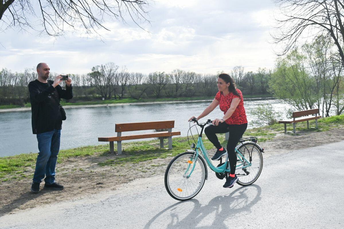 Novák Katalin köztársasági elnök kerékpározik a Dráva partján a Turisztikai Központ avatásán Barcson Somogy vármegyei látogatásának második napján, 2023. március 24-én.