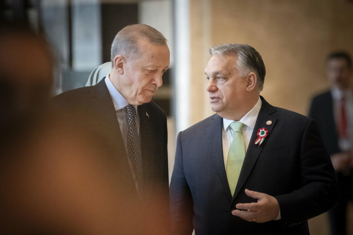 Orbán Viktor miniszterelnök (j) és Recep Tayyip Erdogan török elnök a Türk Államok Szervezetének rendkívüli csúcstalálkozóján Ankarában 2023. március 16-án.