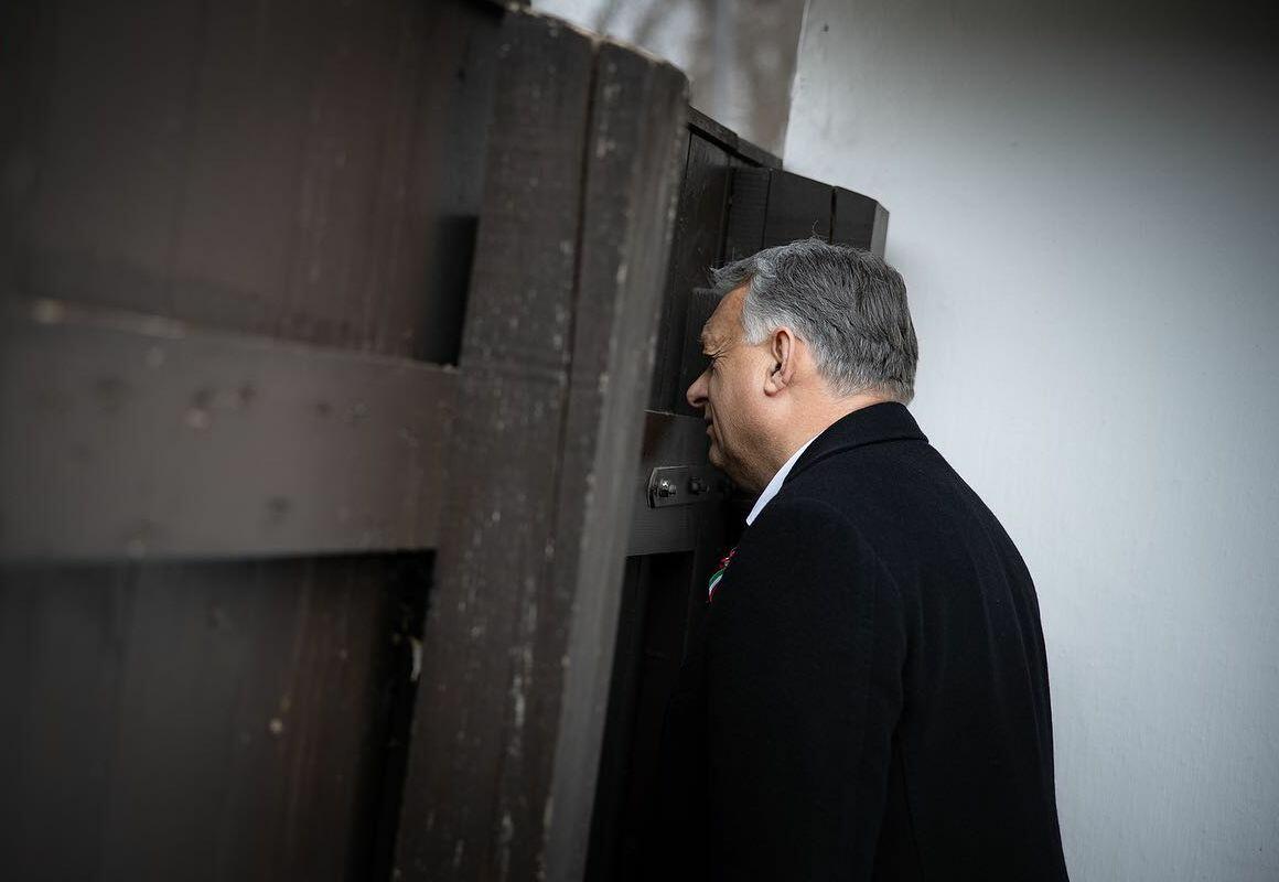 „Seggembe kukucskázhatnál” – Orbán Viktor kerítés mögül leskelődött, a kommentelők nem díjazták
