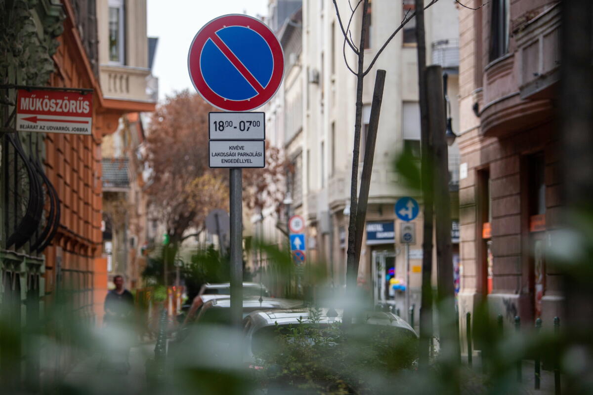 Kizárólagos parkolási szakaszt kiegészítéssel ellátott várakozni tilos tábla a főváros IX. kerületében, az Angyal utcában 2023. március 20-án.