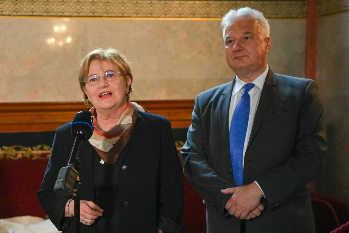 Szili Katalin miniszterelnöki főtanácsadó beszél (b), mellette Semjén Zsolt, a Kereszténydemokrata Néppárt (KDNP) elnöke, miniszterelnök-helyettes (j), miután bejelentették, hogy Szili Katalin csatlakozik a KDNP-hez 2023. március 31-én.
