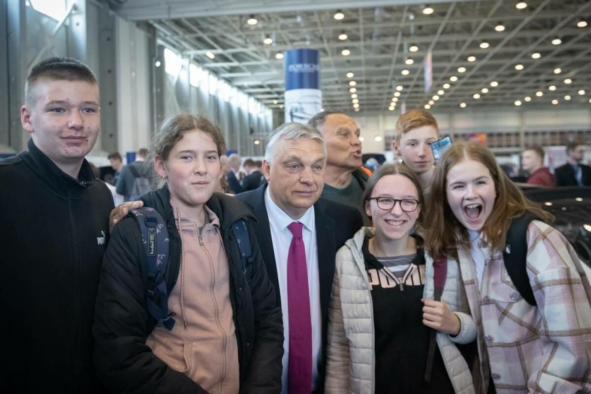 Orbán Viktor fiatalokkal szelfizik a 16. Szakma Sztár Fesztiválon 2023. április 24-én.