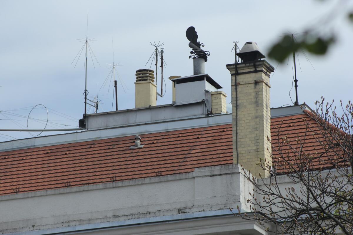 Hírszerző antennákkal rakták tele a Bajza utcai orosz nagykövetség tetejét, fél Budapestet lehallgathatják velük