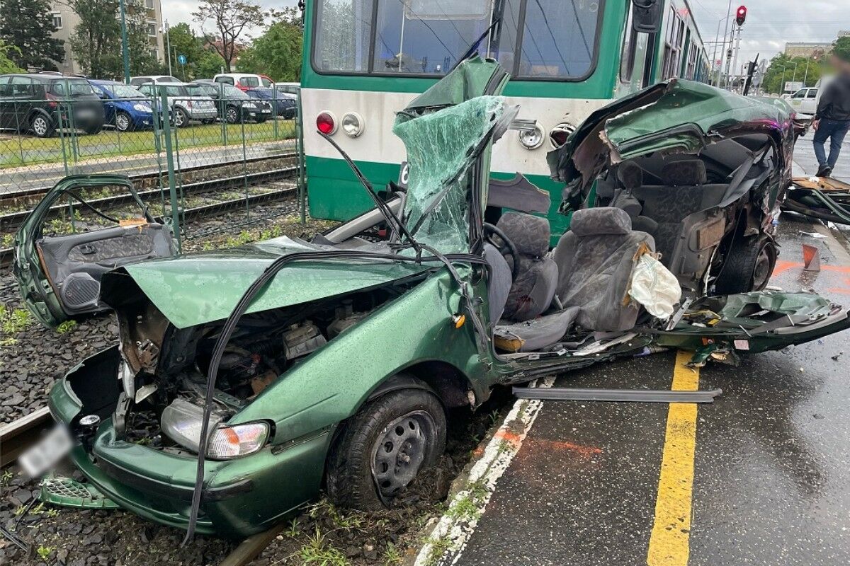 HÉV-vel ütközött egy gépkocsi Budapesten, egy ember meghalt