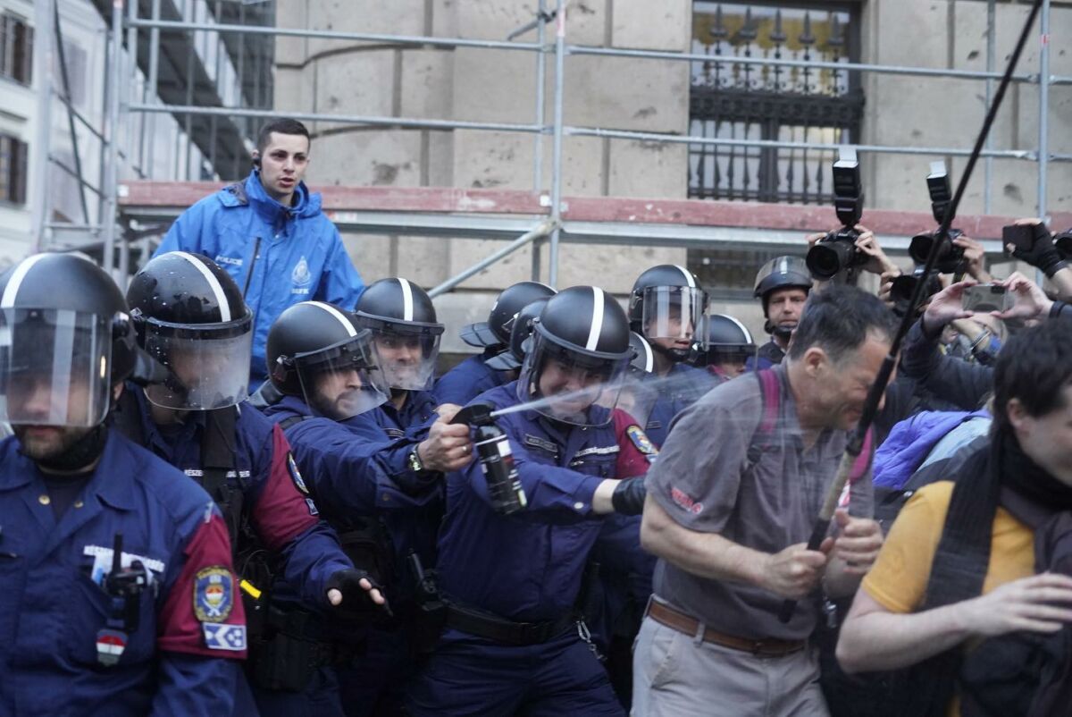 Szórólapon hirdeti a rendőrség, hogyan kell „békésen tüntetni”