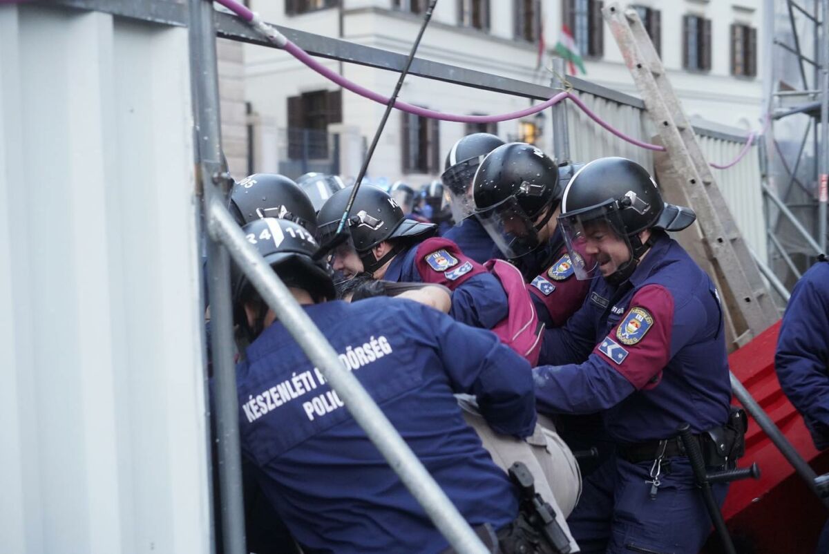 Öt tüntető ellen indítottak eljárást Orbán diákokat gázsprayző rendőrei