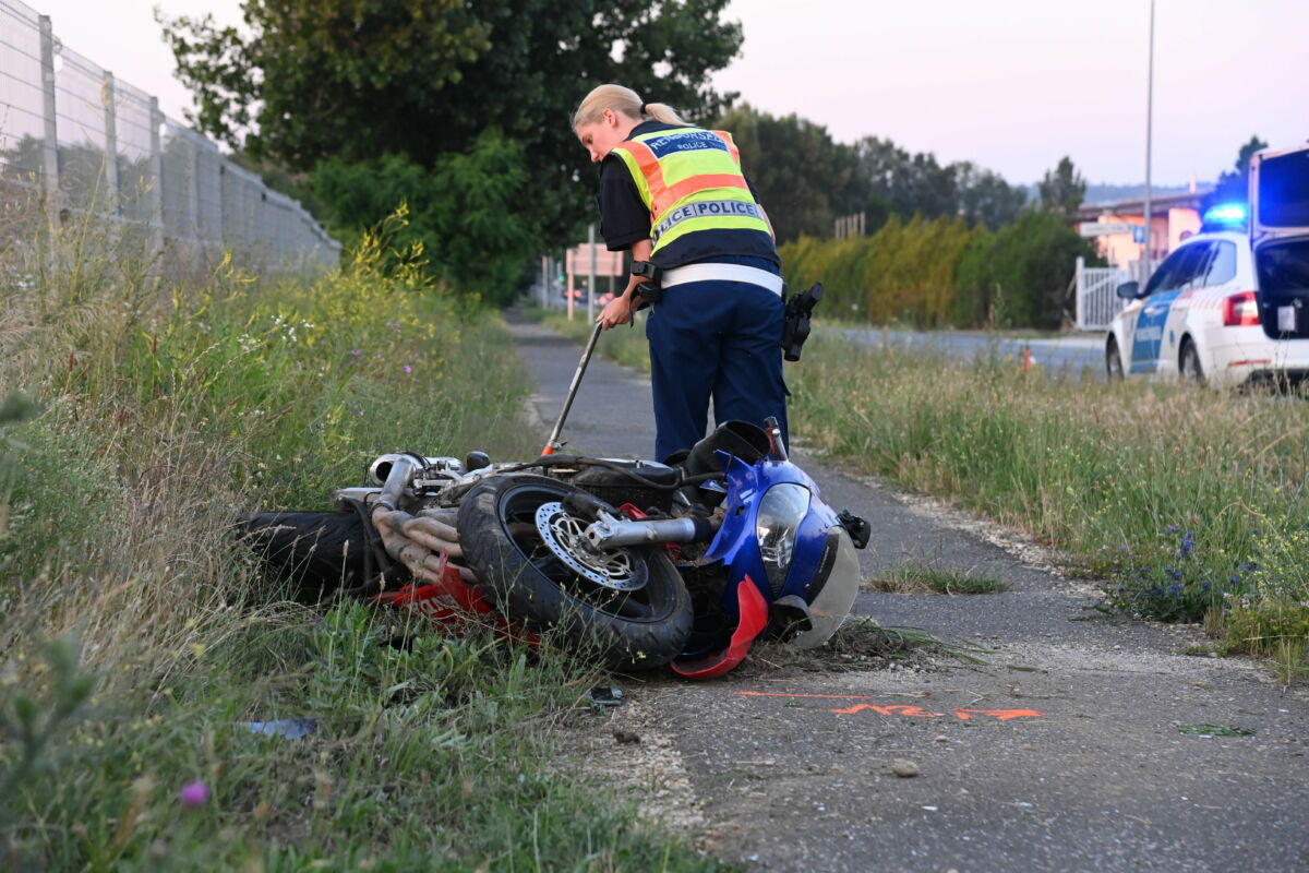 Összeroncsolódott motorkerékpár a 3102-es úton Nagytarcsán 2023. június 26-án, miután személyautóval ütközött.