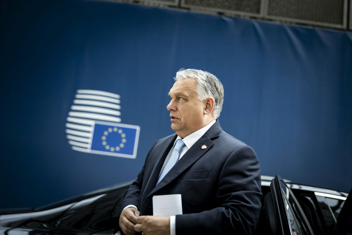 Orbán Viktor miniszterelnök az Európai Unió tagországai állam- és kormányfőinek kétnapos tanácskozására érkezik Brüsszelben 2023. június 29-én.