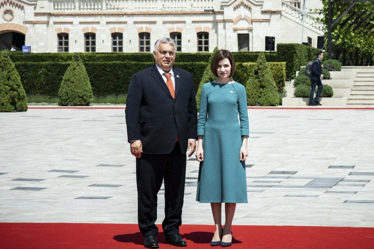 Orbán Viktor miniszterelnököt (b) fogadja Maia Sandu moldovai elnök (j) az Európai Politikai Közösség csúcstalálkozójának kezdetén a bulboacai Mimi-kastélyban 2023. június 1-jén.
