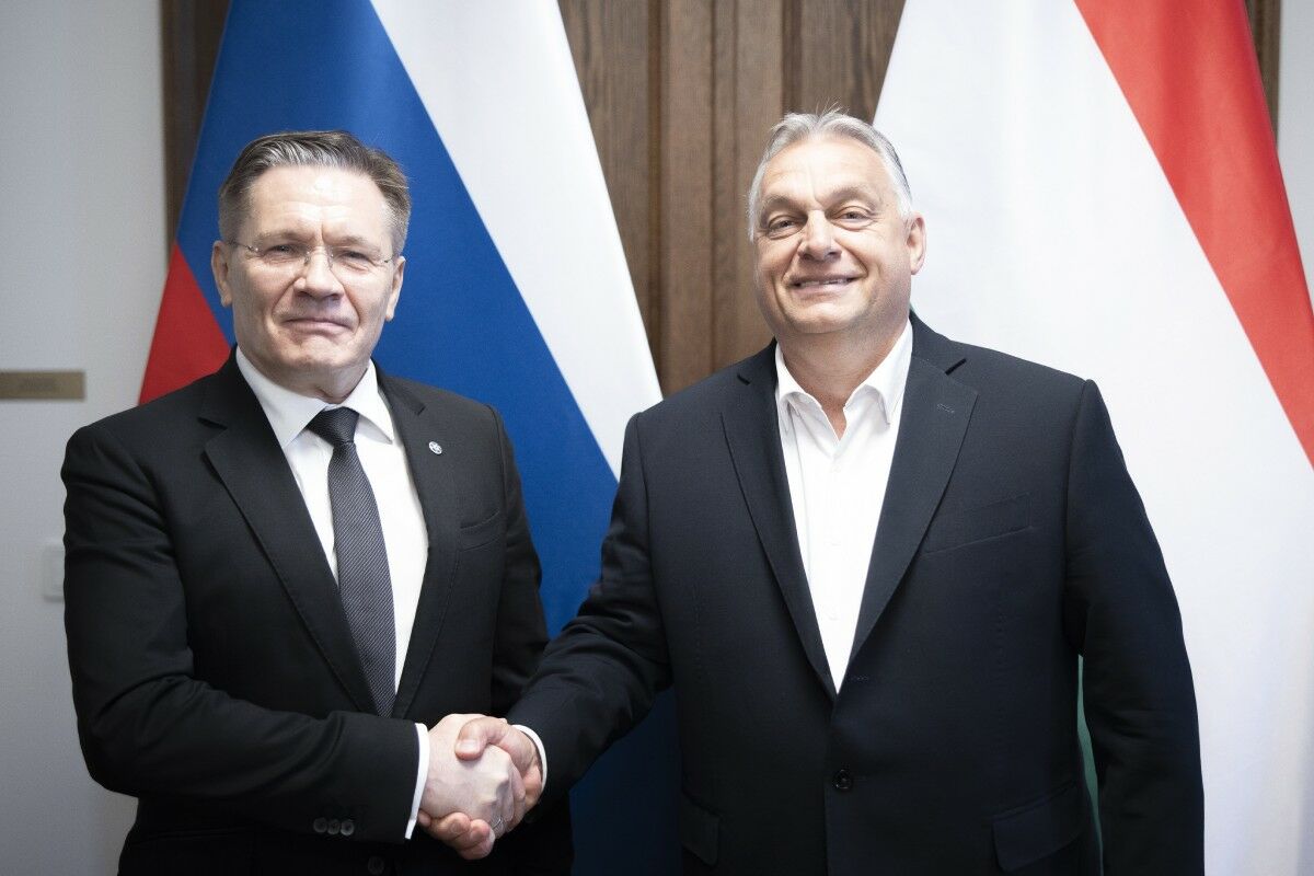 A Miniszterelnöki Sajtóiroda által közreadott képen Orbán Viktor miniszterelnök (j) fogadja a Roszatom orosz nukleáris energetikai konszern vezérigazgatóját, Alekszej Lihacsovot a Karmelita kolostorban 2023. június 5-én.