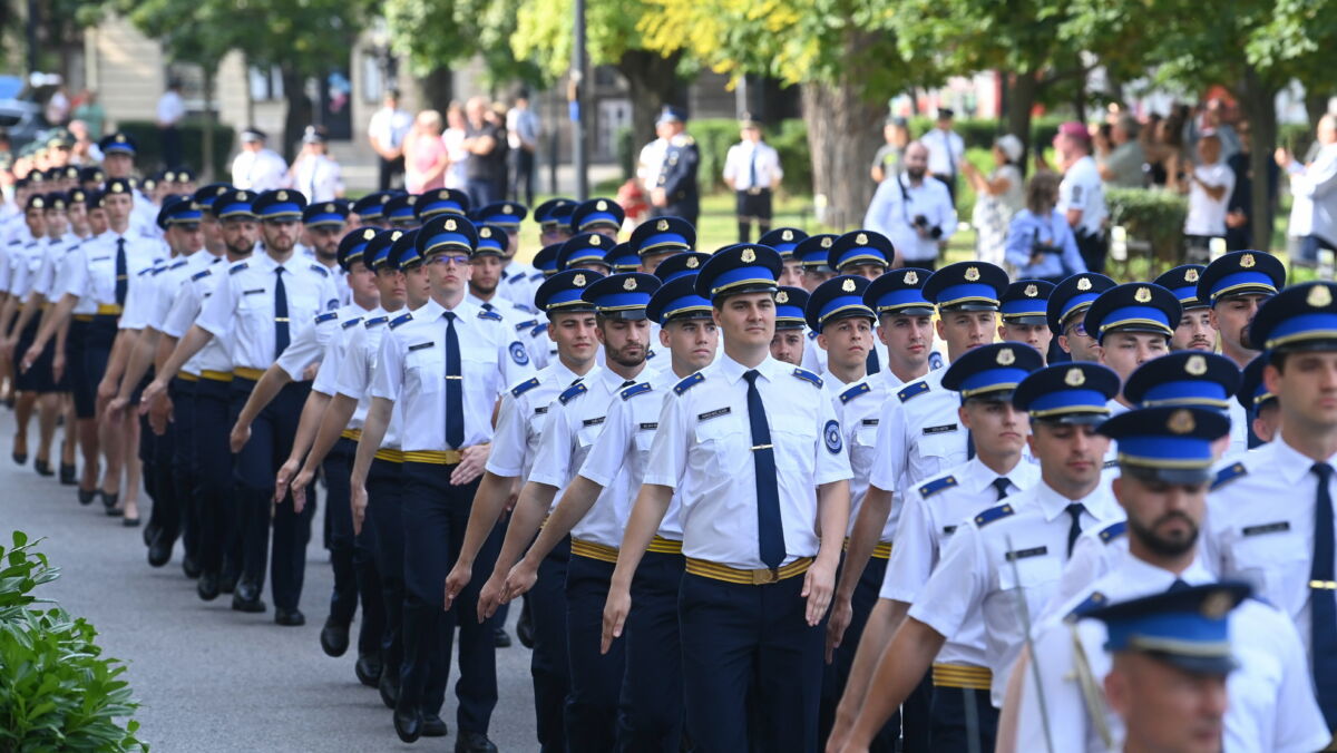 Az esküttevők érkeznek a Nemzeti Közszolgálati Egyetem Rendészettudományi Kara és Katasztrófavédelmi Intézete tisztavatási ünnepségére az egyetem főépülete előtti Ludovika téren 2023. július 1-jén.