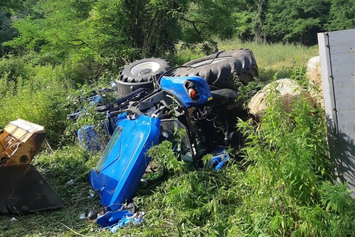 Felborult egy traktor Bajótnál, egy ember meghalt