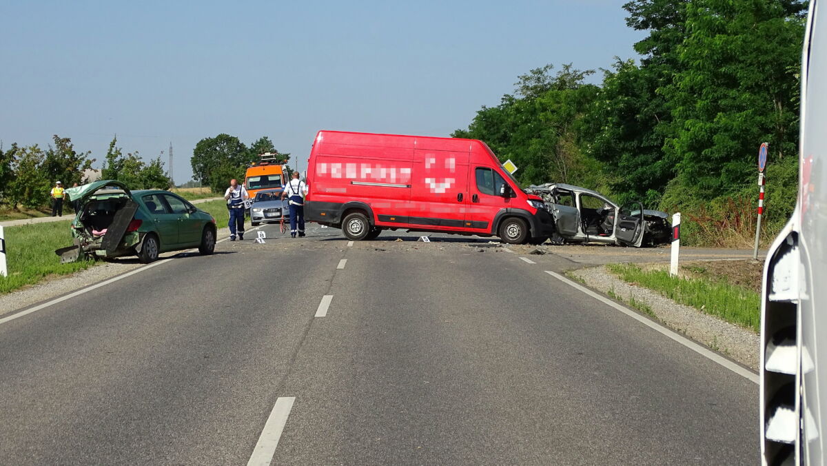 Összeroncsolódott gépjárművek a 47-es főúton, Hódmezővásárhely közelében, ahol három autó összeütközött 2023. július 7-én. A balesetben egy ember meghalt.