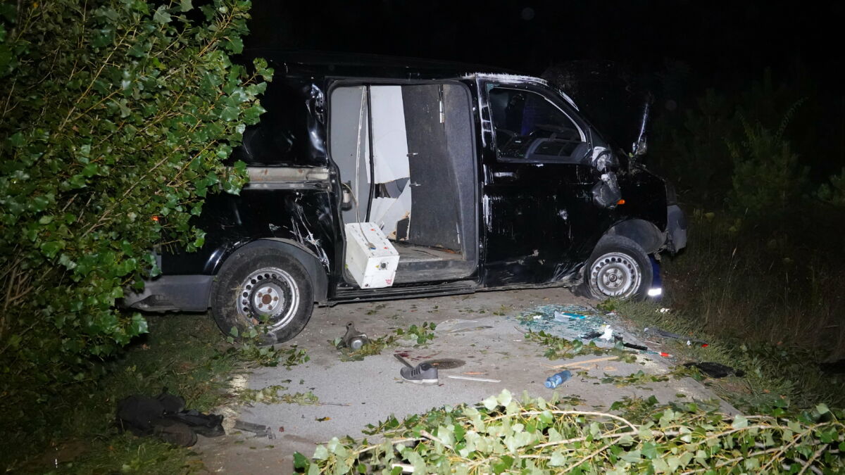 Útról lesodródott furgon Ásotthalom közelében 2023. augusztus 10-én. A balesetben egy ember meghalt, 18 megsérült.