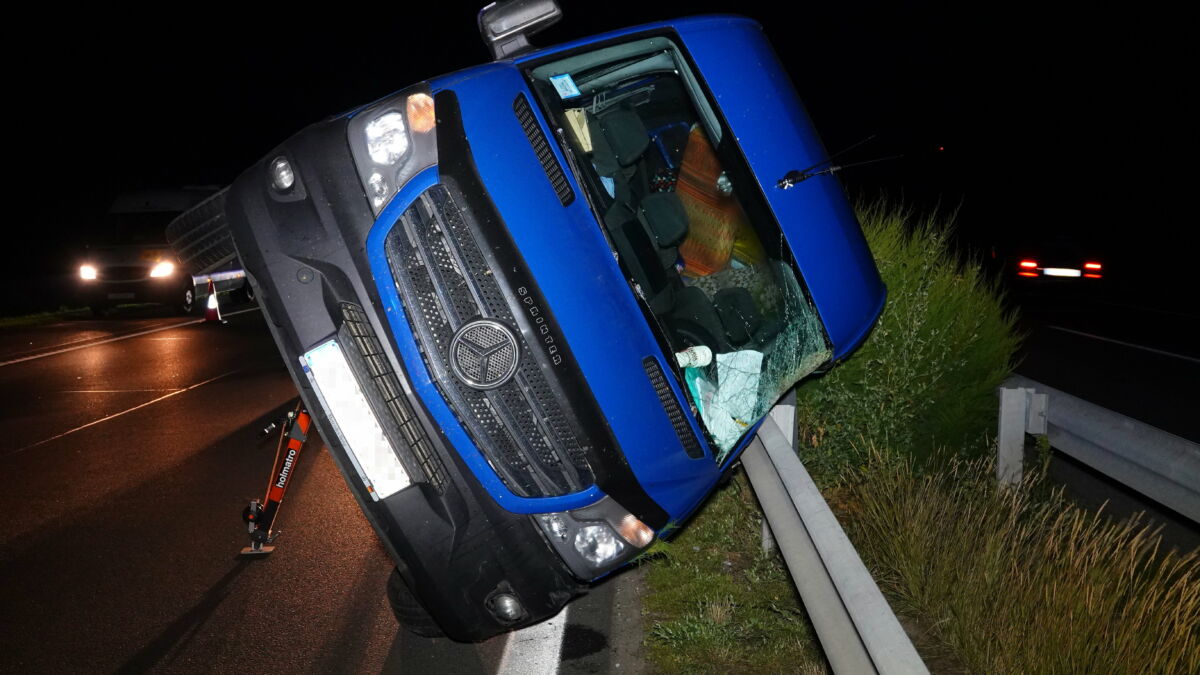 Oldalára fordult román rendszámú kisbusz 2023. augusztus 9-ére virradó éjjel, miután szalagkorlátnak ütközött az M5-ös autópálya Szeged felé vezető oldalán, Kiskunfélegyháza közelében.
