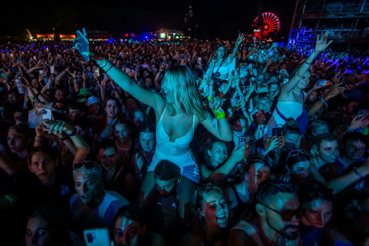 Közönség Macklemore amerikai rapper koncertjén a 29. Sziget fesztivál ötödik napján az óbudai Hajógyári-szigeten 2023. augusztus 14-én.