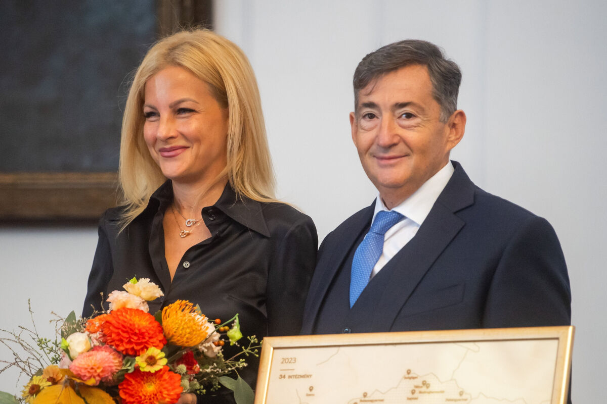 Mészáros Lőrinc, a Mészáros-csoport tulajdonosa és felesége, dr. Várkonyi Andrea, az Alapítvány az Innovatív Oktatásért kuratóriumi elnöke a Mészáros-csoport támogatásával 2020-ban létrejött High-Tech Suli program keretében szervezett szakmai konferencián Budapesten 2023. szeptember 28-án.
