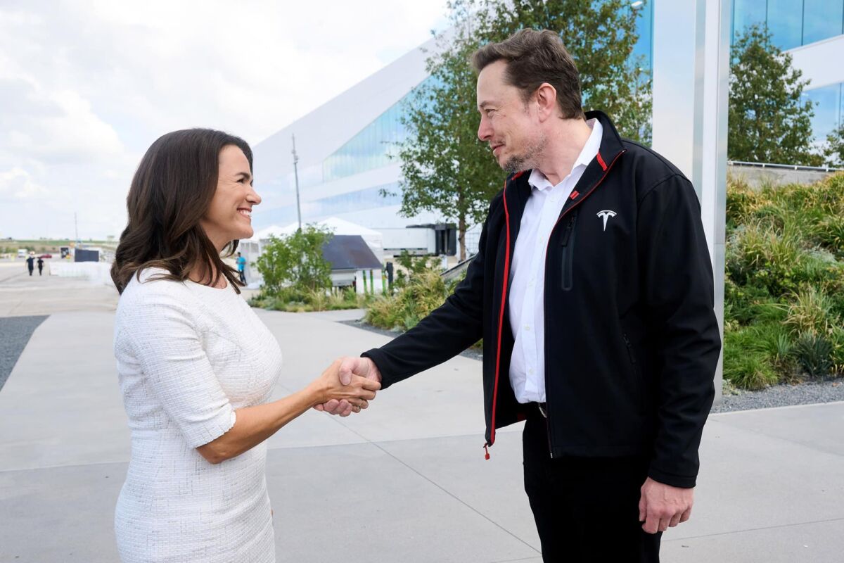 Novák Katalin köztársasági elnök és Elon Musk, a Tesla Motors elektromosjármű-gyártó, valamint a SpaceX amerikai űrkutatási magánvállalat alapító-vezérigazgatójának találkozója a Tesla közelmúltban átadott központjában, Austinban 2023. szeptember 25-én.