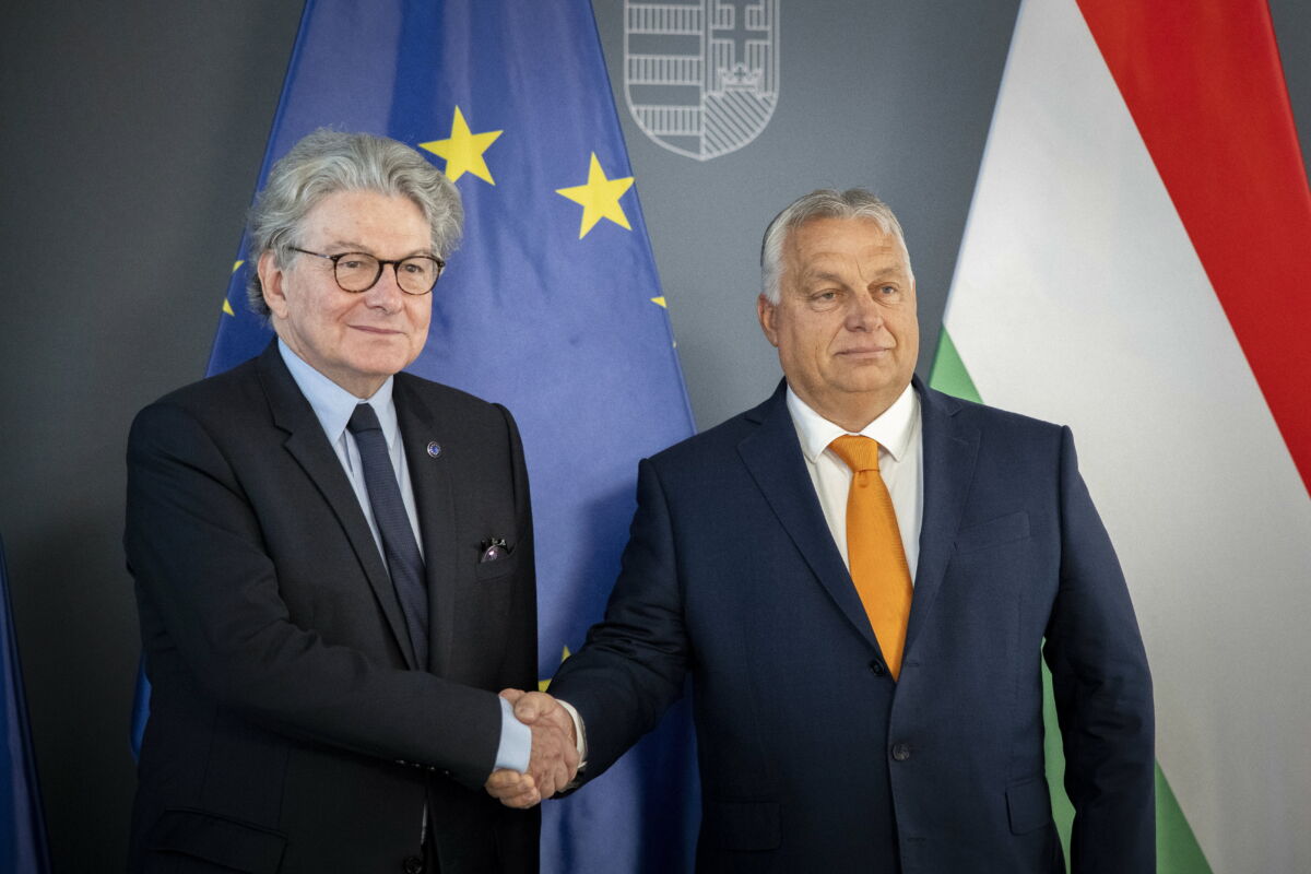 Orbán Viktor miniszterelnök (j) fogadja Thierry Bretont, az Európai Bizottság belső piacért felelős biztosát (b) a Karmelita kolostorban 2023. szeptember 22-én.