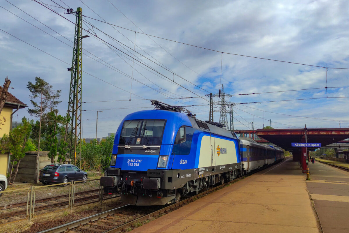 Első útján lerobbant a MÁV bérelt mozdony a Kőbánya-Kispest állomáson.