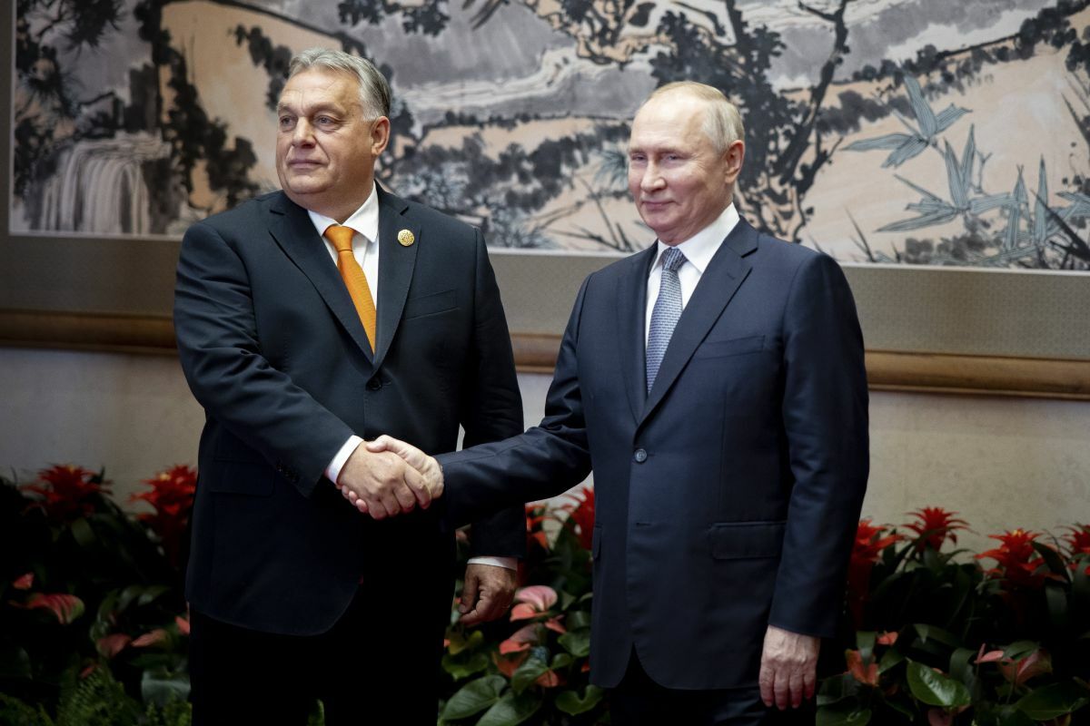 Orbán Viktor miniszterelnök (b) és Vlagyimir Putyin orosz elnök (j) kétoldalú tárgyalásuk előtt Pekingben 2023. október 17-én. Orbán Viktor és Vlagyimir Putyin az Övezet és út elnevezésű nemzetközi együttműködési fórum harmadik csúcstalálkozójára érkezett a kínai fővárosba.