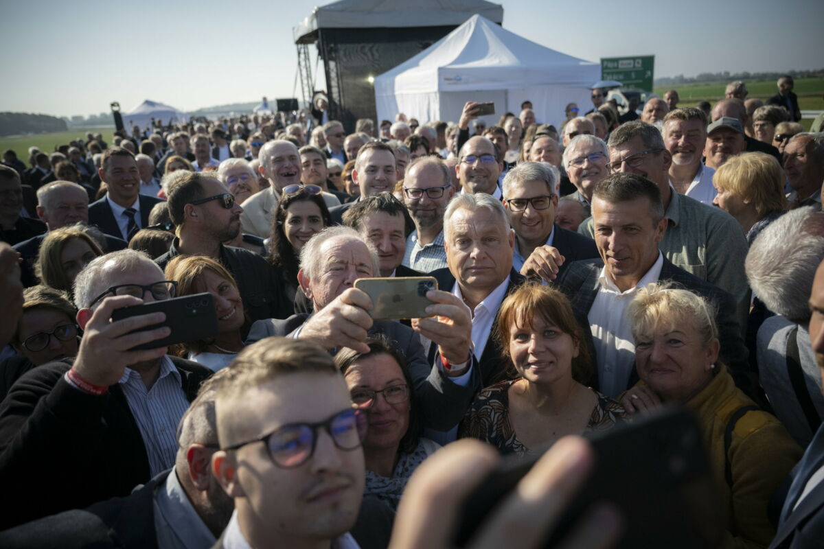 Orbán Viktor miniszterelnök (középen) közös fényképet készít a résztvevőkkel az új, Győr és Pápa között megépült, kétszer két sávos, 36 kilométer hosszú 83-as út avatóünnepségén Pápa közelében 2023. október 14-én.