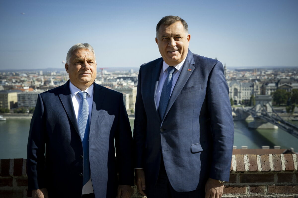 Orbán Viktor miniszterelnök (b) fogadja Milorad Dodikot, a boszniai Szerb Köztársaság elnökét a Karmelita kolostorban 2023. október 2-án.